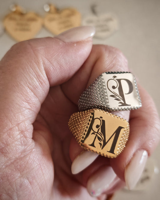 Anello Chevalier con iniziale personalizzata